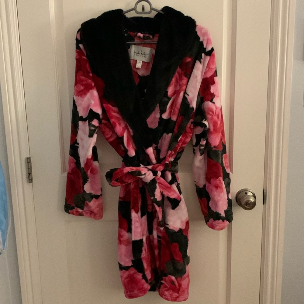 Nicolle Miller ladies L/XL robe.